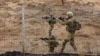 Tentara Israel memindai suatu area sementara sirene berbunyi saat roket dari Gaza diluncurkan ke arah Israel, dekat Sderot, Israel selatan, 9 Oktober 2023. (Foto: REUTERS/Amir Cohen)