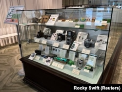 Kamera-kamera dipajang di markas besar Fujifilm Holdings, Tokyo, Jepang, 7 Juni 2024. (Photo: REUTERS/Rocky Swift)