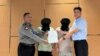 အင်တာနက်အွန်လိုင်းကနေ လိမ်လည်မှုတွေမှာ ပါဝင်ပတ်သက်နေတယ်လို့ သံသယရှိရတဲ့သူ တရုတ်နိုင်ငံသား (၂)ဦးကို ရန်ကုန်နိုင်ငံတကာလေဆိပ်မှာ တရုတ်တာဝန်ရှိသူတွေထံ လွှဲပြောင်းနေစဉ်