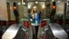 Yekaterina Maksimova duke u futur në metronë e Moskës (22 maj 2023)