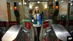 Yekaterina Maksimova duke u futur në metronë e Moskës (22 maj 2023)