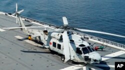 Helikopter anti-kapal selam SH-60K berada di dek penerbangan kapal pengangkut helikopter Pasukan Bela Diri Maritim Jepang (JMSDF) JS Izumo (DDH-183) di lepas pantai Brunei pada 26 Juni 2019. (Foto: Emily Wang/AP Photo) 