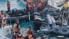 Gambar yang diambil dari video selebaran yang diambil pada tanggal 17 Juni 2024 ini menunjukkan personel penjaga pantai China tampak menggunakan senjata tajam dalam insiden di Second Thomas Shoal. (Angkatan Bersenjata Filipina - Kantor Urusan Masyarakat/ AFP)