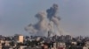 Une épaisse fumée s'élève au-dessus de Khan Yunis dans le sud de la bande de Gaza lors d'un bombardement israélien le 11 mars 2024. AFP / Said Khatib