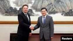 Ministri i jashtëm kinez Qin Gang duke u takuar me Elon Musk-un në Pekin (30 maj 2023)