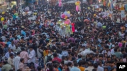ফাইল-ভারতের মুম্বইয়ে দীপাবলি উৎসবের আগে কেনাকাটা করতে বাজারে মানুষের ঢল। ৫ নভেম্বর, ২০২৩। 