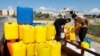 Warga Palestina mengumpulkan air bersih di tengah kekurangan pasokan air minum di Khan Younis, di bagian selatan Jalur Gaza, di tengah konflik Israel-Palestina yang masih berlangsung, Minggu, 15 Oktober 2023. (Foto: Ibraheem Abu Mustafa/Reuters)