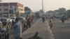 Beaucoup de sans-emploi s'activent autour des marchés de Brazzaville pour survivre, le 26 novembre 2023, Arsène Séverin (VOA).