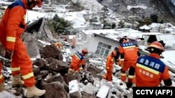 တရုတ်ပြည် ယူနန်ပြည်နယ် မြောက်ဘက်စွန်း Liangshui ရွာမှာ မြေပြိုကျပြီး လူနေအိမ်တွေကြား ကယ်ဆယ်ရေးသမားများကိုတွေ့ရစဉ် (ဇန်နဝါရီ ၂၂၊ ၂၀၂၄)