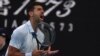Petenis Serbia Novak Djokovic bereaksi saat kehilangan poin dalam pertandingan melawan Taylor Fritz dari AS di babak perempat final Australia Terbuka di Melbourne, Australia, pada 23 Januari 2024. (Foto: AP/Asanka Brendon)