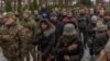Civili i ukrajinski vojnici prisustvuju sahrani pripadnika vojske Ukrajine koji je ubijen u borbi sa ruskim trupama u regionu Zaporoja, na groblju u Kijevu, 29. novembra 2023.