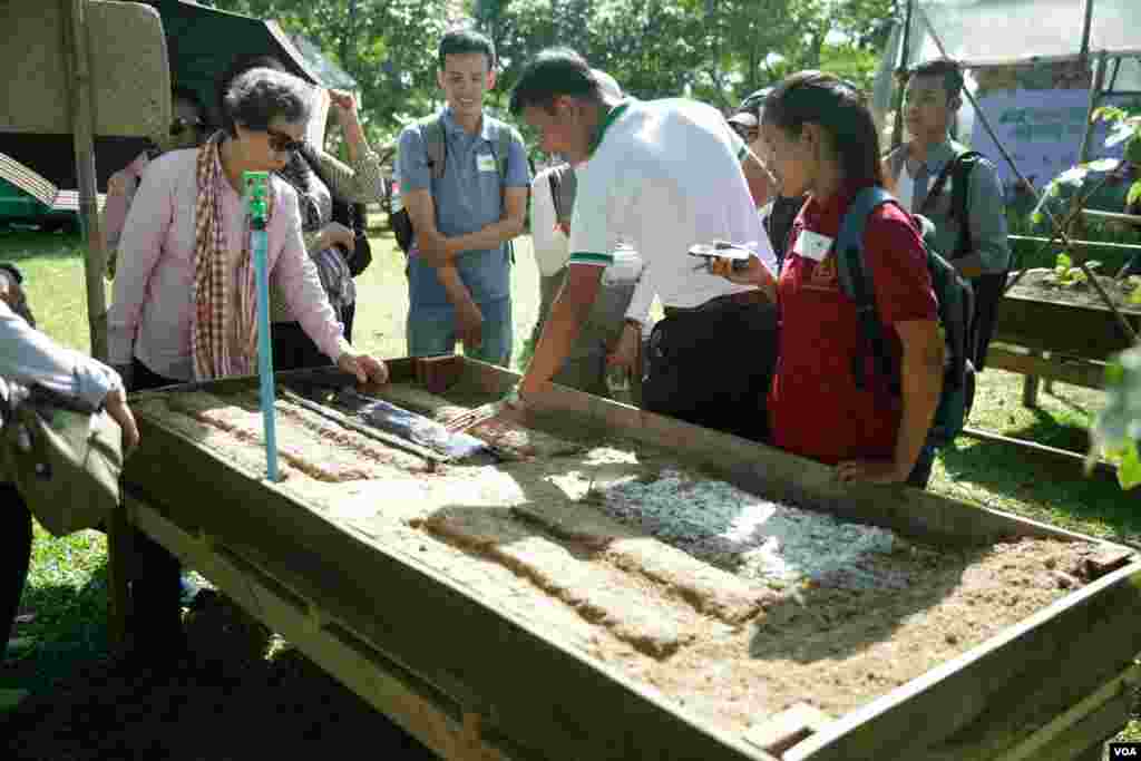 អ្នកជំនាញបច្ចេកទេសកសិកម្មកំពុងនិយាយទៅកាន់អ្នកចូលរួមអំពីវិធីដាំដំណាំបន្លែសរីរាង្គក្នុងកម្មវិធី «ការចូលរួមស្វែងយល់ពីដំណាំសរីរាង្គ» (Organic Awareness Day)និងការដាំដុះបន្លែស្តង់ដារអឺរ៉ុបនៅឯរមណីយដ្ឋាន ពិកនិកក្នុងខេត្តព្រះសីហនុ កាលពីថ្ងៃទី០២ កញ្ញា ២០១៧។ (ទុំ ម្លិះ/VOA)