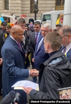 Активіст Олексій Прокопенко у березні особисто передав меру зверення від громади