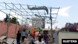 ইথিওপিয়ার উত্তরাঅঞ্চলীয় টিগ্রায়-এর রাজধানী মেকেলে বিমান হামলার পরে লোকজন ক্ষতিগ্রস্ত খেলার মাঠ পরিদর্শন করছে। ২৬ আগস্ট, ২০২২। 