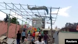 ইথিওপিয়ার উত্তরাঞ্চলীয় টিগ্রে অঞ্চলের রাজধানী মেকেলেতে বিমান হামলার পর মানুষ ক্ষতিগ্রস্ত একটি খেলার মাঠ দেখছে। স্থিরচিত্রটি ২৬ আগস্ট ভিডিও থেকে নেয়া। (রয়টার্সের, রয়টার্স টিভির সৌজন্যে টিগ্রে টিভি থেকে নেয়া)
