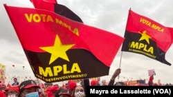 Apoiantes do MPLA exibem bandeiras do partido no comício de encerramento de campanha eleitoral. Camama, Luanda.