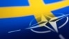 Bendera Swedia dan NATO terlihat dalam sebuah ilustrasi, 13 April 2022. (Foto: REUTERS/Dado Ruvic)