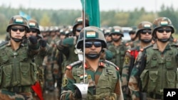রাশিয়ান প্রতিরক্ষা মন্ত্রকের প্রেস সার্ভিস প্রকাশিত এই হ্যান্ডআউট ফটোতে, রাশিয়ার নিজনি নভগোরোড অঞ্চলের মুলিনো প্রশিক্ষণ গ্রাউন্ডে যাপ্যাড-২০২১-এর উদ্বোধনী অনুষ্ঠানে ভারতীয় সৈন্যরা মার্চ করছে। ৯ সেপ্টেম্বর, ২০২১। 