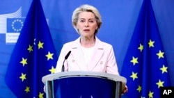 រូបឯកសារ៖ លោកស្រី Ursula von der Leyen ប្រធាន​គណៈកម្មការ​អឺរ៉ុប​នៃ​សហភាព​អឺរ៉ុប ថ្លែង​សុន្ទរកថា​នៅ​ទីស្នាក់ការ​សហភាព​អឺរ៉ុប ក្នុង​ទីក្រុង​ព្រុចសែល ប្រទេស​ប៊ែលហ្សិក ថ្ងៃទី ២៧ ខែមេសា ឆ្នាំ២០២២។ (AP)