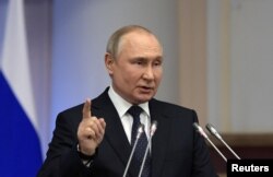 ប្រធានាធិបតីរុស្ស៊ីលោក Vladimir Putin ថ្លែងសុន្ទរកថាមួយនៅក្នុងអំឡុងកិច្ចប្រជុំជាមួយ​ក្រុមប្រឹក្សាសភាជាតិ នៅវិមានសភាសហព័ន្ធ នៅទិក្រុង Saint Petersburg ប្រទេសរុស្ស៊ី ថ្ងៃទី ២៧ ខែមេសា ឆ្នាំ ២០២២។ (Sputnik/Alexei Danichev/Kremlin via REUTERS)