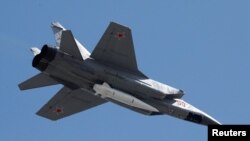 Російський винищувач МіГ-31 під час параду на Червоній площі, Москва, 9 травня 2018. REUTERS/Sergei Karpukhin