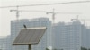 中国保定市街头的太阳能发电版为街灯供电
