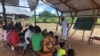Muitas crianças estudam ao relento em Moçambiquetas 
