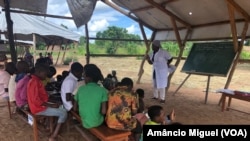 Muitas crianças estudam ao relento em Moçambiquetas 