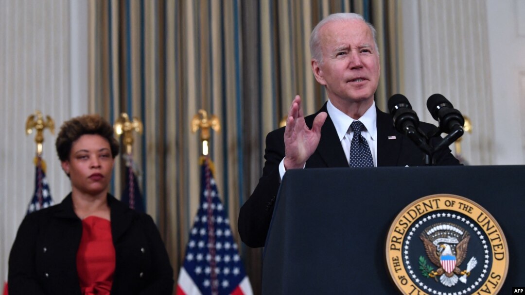 El presidente de EE. UU., Joe Biden (derecha), anuncia su presupuesto para el año fiscal 2023 mientras la directora interina de la Oficina de Administración y Presupuesto, Shalanda Young, escucha en el comedor estatal de la Casa Blanca en Washington, DC, el 28 de marzo de 2022.