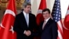 Sakataren Ma'aikatar harkokin wajen Amurka John Kerry da Ministan harkokin kasashen ketare na kasar Turkiya Ahmet Davutoglu 