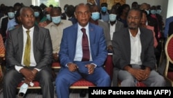 Adalberto Costa Junior (C), presidente da UNITA, Abel Chivukuvuku (à sua direita) Filomeno Vieira Lopes, líder do Bloco Democrático (à sua direita)