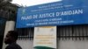 Un homme marche devant le palais de justice d'Abidjan, le 6 novembre 2019.