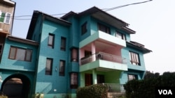 কাশ্মীরের ভারতীয় অংশে শ্রীনগর শহরের বারজুল্লা আবাসিক এলাকার বুল-বুল বাগে অবস্থিত দোতলা এই বাড়িটি জেলা ম্যাজিস্ট্রেট সিল করার নির্দেশ দেওয়ার পর খবরের শিরোনাম হয়েছিল। (ওয়াসিম নবী/ভিওএ)
