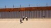 Los migrantes que buscan asilo salen del río Bravo después de cruzarlo para entregarse a los agentes de la Patrulla Fronteriza de los EEUU para solicitar asilo en El Paso, Texas, EEUU, visto desde Ciudad Juárez, México, el 13 de abril de 2022. 