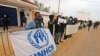 Des migrants africains manifestent contre le Haut Commissariat de l'ONU pour les réfugiés (HCR) en Tunisie près de la frontière libyenne, le 14 février 2022.