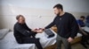 Ukrajinski predsednik Volodimir Zelenski predaje odlikovanje ranjenom ukrajinskom vojniku, tokom posete bolnici u Nikolajevu, Ukrajina, 20. oktobra 2023.