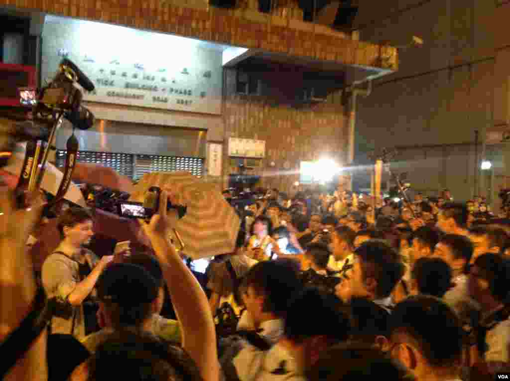 8点半左右,示威者手举雨伞再次冲击警方防线,警方则狂喷辣椒喷剂还击。警方调派大批警员增援,并将配备防暴头盔的警员派至一线与示威者对峙。警方不断呼吁示威者保持冷静,不要冲击警方防线,要求示威者尽快离开。