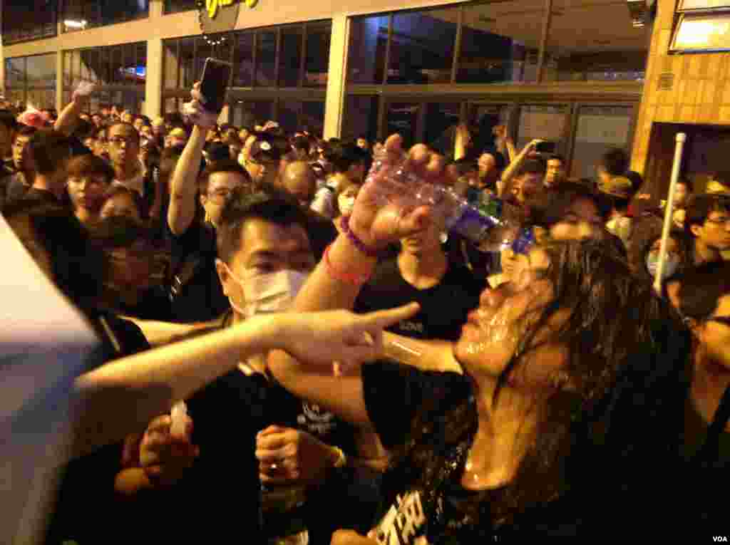 8点半左右,示威者手举雨伞再次冲击警方防线,警方则狂喷辣椒喷剂还击。警方调派大批警员增援,并将配备防暴头盔的警员派至一线与示威者对峙。警方不断呼吁示威者保持冷静,不要冲击警方防线,要求示威者尽快离开。