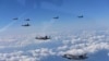 美国海军陆战队的F-35隐形战机和韩国F-15K战斗机在韩国上空飞翔。美国派出6架最先进战机飞赴韩国，参加美韩轰炸实弹演习。其中包括两架B-1B超音速轰炸机和四架F-35隐形战机。韩国有四架F-15战机参加这次演习。（2017年8月31日）