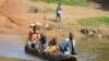 Des réfugiés ivoiriens traversent la rivière Cestos dans la ville frontalière libérienne de Butuo, Côte d’Ivoire, 19 novembre 2004. 