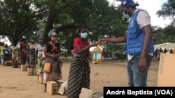 Metuge: Campo de deslocados do centro agrário de Napala. Distribuição de alimentos por PMA a deslocados da insurgência em Cabo Delgado. (Março 2021, arquivo)