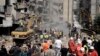 Des secouristes déblaient les décombres sur le site de la frappe israélienne dans la banlieue sud de Beyrouth, le 21 septembre 2024. 
