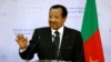 O Presidente dos Camarões, Paul Biya, durante uma conferência de imprensa conjunta com o Presidente de França no Palácio Presidencial em Yaoundé, a 26 de julho de 2022.