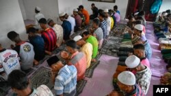 আচেহ প্রদেশের লাউয়েং-এ একটি অস্থায়ী আশ্রয়কেন্দ্রে রোহিঙ্গা শরণার্থীরা প্রার্থনা করছে, ২৯ ডিসেম্বর, ২০২২।