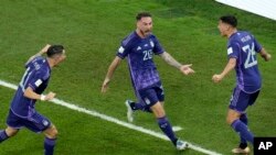আর্জেন্টিনার অ্যালেক্সিস ম্যাক অ্যালিস্টার, কাতারের দোহা স্টেডিয়াম ৯৭৪-এ পোল্যান্ড এবং আর্জেন্টিনার মধ্যে বিশ্বকাপের গ্রুপ সি ফুটবল ম্যাচে তার দলের উদ্বোধনী গোল করার পর আনন্দ প্রকাশ করছে। ৩০ নভেম্বর, ২০২২।