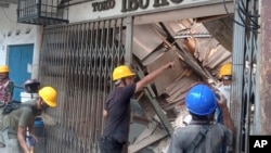 ইন্দোনেশিয়ার পশ্চিম জাভার সিয়ানজুরে ভূমিকম্পে ক্ষতিগ্রস্ত একটি দোকান পরিদর্শন করছেন কর্মীরা। সোমবার, ২১ নভেম্বর ২০২২।
