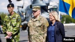 Верховний головнокомандувач Збройними силами Швеції генерал Мікаель Байден, Марк А. Міллі, голова Об’єднаного комітету начальників штабів США, і прем’єр-міністр Швеції Магдалена Андерссон на борту USS Kearsarge у Стокгольмі, 4 червня, 2022. TT/Фредрік Перссон через REUTERS