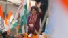 ভারতের উত্তর প্রদেশ রাজ্যের প্রয়াগরাজে রাজ্য বিধানসভা নির্বাচনের জন্য রোড শো চলাকালীন কংগ্রেস পার্টির নেতা প্রিয়াঙ্কা গান্ধী সমর্থকদের উদ্দেশ্যে হাত নাড়ছেন। (এপি ছবি/রাজেশ কুমার সিং)