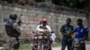 Yon polisye fe patwouy nan lari pandan yon operasyon anti-gang nan Croix-des-Missions, o no Potoprens, Ayiti, 28 Avril 2022. 