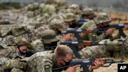 Українські солдати під час навчання на військовій базі на півдні Англії 15 серпня 2022 р.